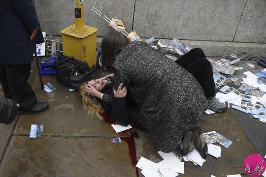 یک زن مجروح که در حال خونریزی است، در پل وستمینیستر بریج، روی زمین دراز کشیده است