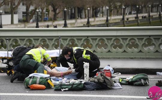 امدادگران در حال کمک‌رسانی به فرد مجروح روی پل وستمینیستر بریج شهر لندن بریتانیا