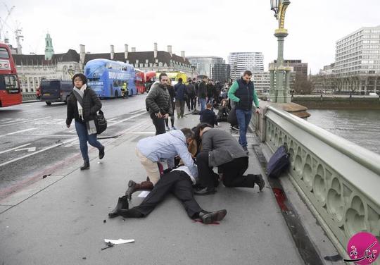 کمک‌رسانی به مجروحان حادثه روی پل وستمینیستر بریج شهر لندن بریتانیا