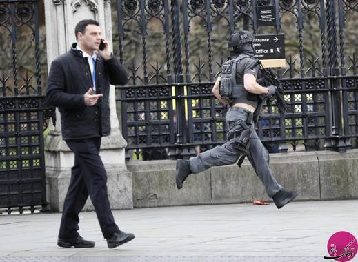 واکنش پلیس مسلح بیرون از پارلمان در هنگام وقوع حادثه در پل وستمینیستر بریج شهر لندن