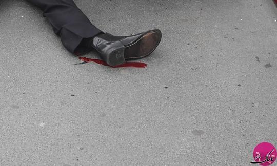 یک فرد مجروح که پس از درگیری در پل وستمینیستر بریج شهر لندن، به روی زمین افتاده است