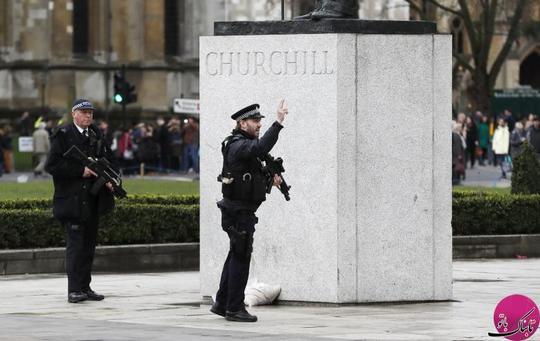 واکنش پلیس بیرون از پارلمان در هنگام وقوع حادثه در پل وستمینیستر بریج شهر لندن