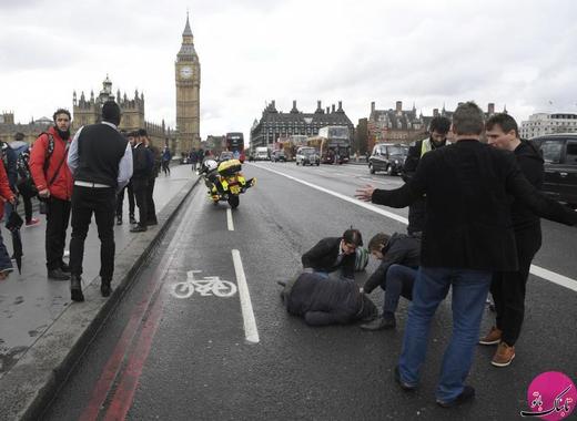 کمک‌رسانی به یک فرد زخمی پس از وقوع حادثه در پل وستمینیستر بریج شهر لندن بریتانیا