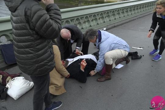 کمک‌رسانی به مجروحان حادثه روی پل وستمینیستر بریج شهر لندن بریتانیا