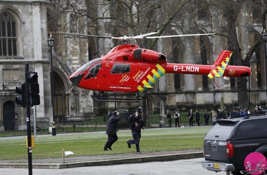 فرود یک آمبولانس هوایی در میدان پارلمان در زمان وقوع حادثه در پل وستمینیستر بریج شهر لندن بریتانیا
