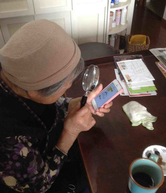 این مادربزرگ نمی‌داند که در iOS امکاناتی برای کمک به کسانی که نمی‌توانند متن‌های ریز را بخوانند وجود دارد، شاید هم برایش استفاده از ذره‌بین به مراتب ساده‌تر باشد.