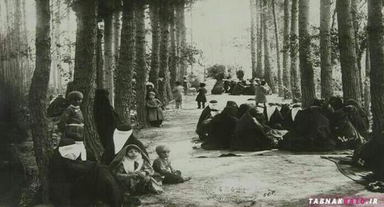 دوران قاجار، در روز سیزدهم فروردین زنان از اندرونی خانه ها خارج شده و به تفرج و گردش در بیرونی و در کنار درختان و جوی های روان روی می آوردند