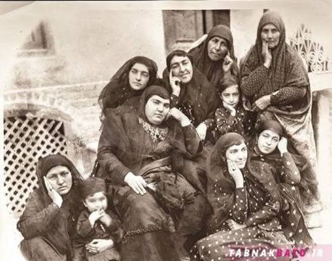  ژست جالب یک خانواده تهرانی، این عکس در سال ۱۲۹۱ گرفته شده یعنی صد سال پیش. دخترهای دم بخت قجری برای پیدا کردن شوهر در روز سیزده به در سبزه گره می زدند و می گفتند: «سیزده بدر، سال دگر، خانه شوهر، بچه به بر»