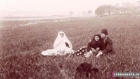 تصویری از عصمت الملوک نوه ناصرالدین شاه و همسرش حسن مستوفی الممالک، اینطور که به نظر می رسد در حال طبیعت گردی بوده و تصمیم گرفته اند عکسی از آن ثبت کتتد.