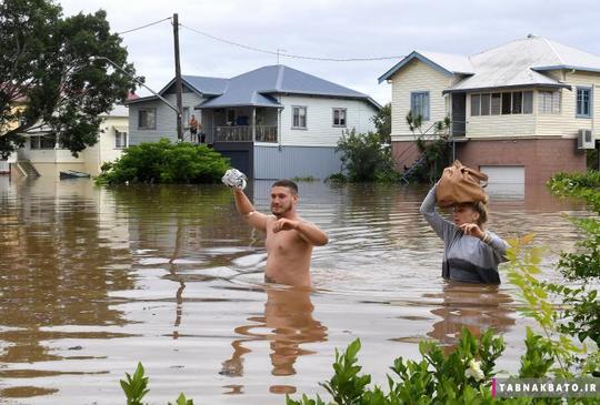 ساکنین محلی در شمال نیو سوث ولز در لیسمور استرالیا در حال ترک خانه‌های خود از میان سیلاب هستند. طغیان رودخانه‌های این منطقه، پس از بارش‌های سنگین باران مرتبط با سایکلون دِبی یا همان طوفان موسمی دِبی رخ داده است.