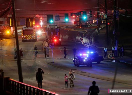همزمان با کمک‌رسانی کارمندان اورژانس در صحنه‌ی فرو ریزش پل در آی-85 شهر آتلانتیا، مردم در حال ترک صحنه‌ی حادثه آتش سوزی هستند.