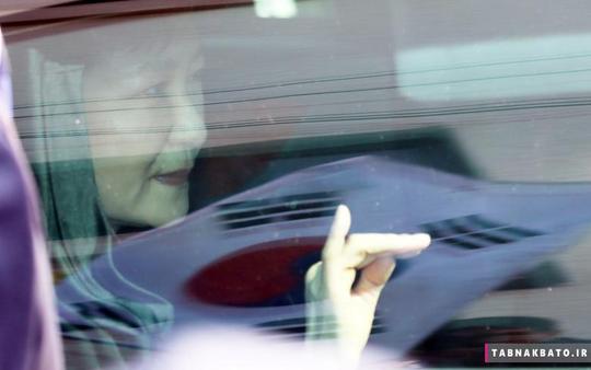 پارک گون-هه رئیس جمهور سابق کره جنوبی در هنگام ترک خانه‌ی شخصی خود در سئول، از میان شیشه اتومبیل به بیرون نگاه می‌کند.
