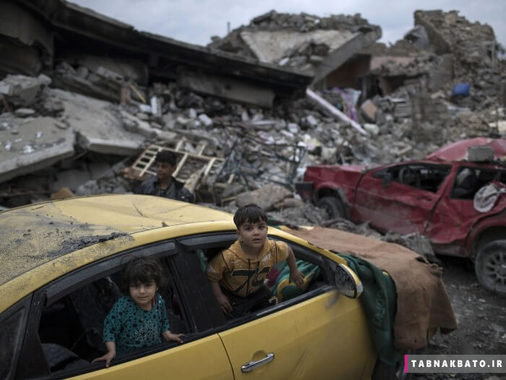 بازی بچه ها در ویرانه های غرب موصل، درون اتومبیل بدون استفاده