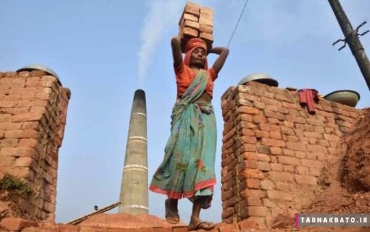 زنی در حال حمل آجر، در یک کارگاه آجرسازی، ایالت تریبورا هند