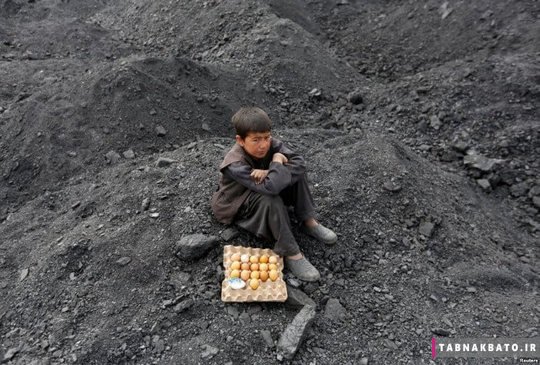 پسری در انتظار مشتری برای خرید تخم مرغ های آب پز، افغانستان، حاشیه شهر کابل