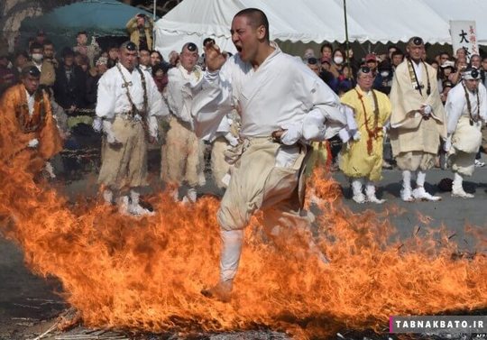  مرد بودایی در حال عبور از آتش با پای برهنه در جشنواره سالانه «عبور از آتش» بودایی ها همزمان با آغاز بهار، ژاپن، فودجی