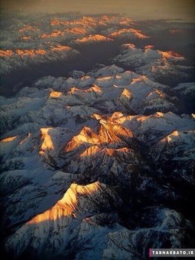 منظره ای زیبا از کوه های آلپ در هنگام غروب آفتاب