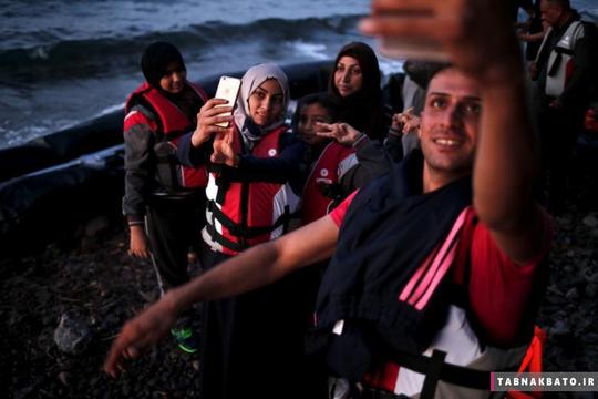پناهجویان سوری پس از رسیدن به سواحل جزیره یونانی لسبوس از خود عکس سلفی می‌گیرند. (14 سپتامبر 2015)