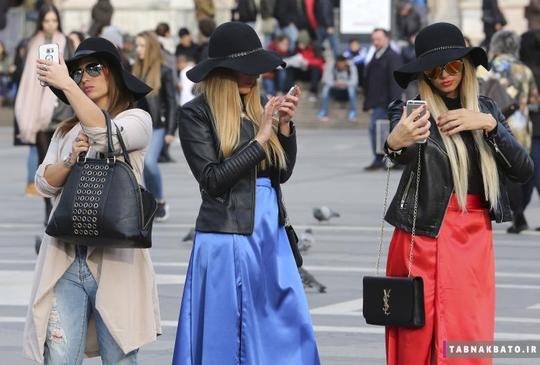 دختران با موبایل‌های خود در میدان دوموی شهر میلان ایتالیا از خود عکس سلفی می‌گیرند. (25 فوریه 2016)