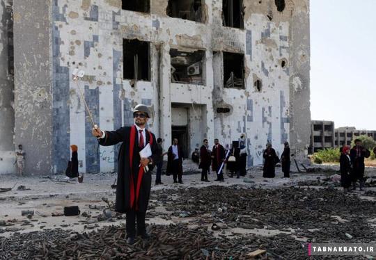 یک فارغ التحصیل جدید دانشگاه بنغازی لیبی، در مقابل ویرانه‌های ساختمان سابق دانشگاه خود که در درگیری‌های سال 2014 بین نیروهای ارتش ملی لیبی و نیروهای شورای لیبی تخریب شده است، از خود عکس سلفی می‌گیرد. (27 اکتبر 2016)