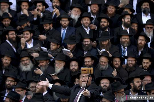 جمع شدن خاخام‌های یهودی برای گرفتن یک عکس سلفی دسته جمعی در مقابل یکی از مراکز جهانی چاباد لوباویچ در بروکلین شهر نیویورک. (8 نوامبر 2015)