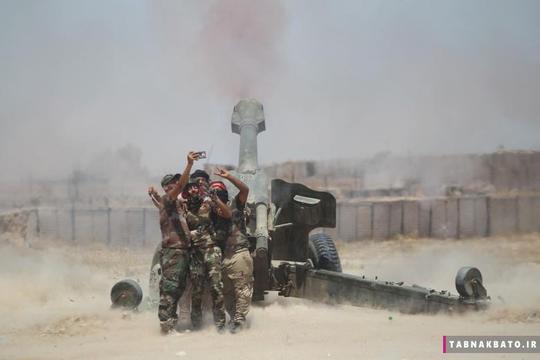 مبارزان شیعه در هنگام شلیک توپخانه به سمت نیروهای داعش در نزدیکی فلوجه عراق، از خود عکس سلفی می‌گیرند. (26 می 2016)