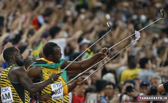 نیکل آشمدی و یوسین بولت، دو دونده‌ی جامائیکایی پس از پیروزی در دوی 4 در 100 متر مردان در پنجمین دوره مسابقات قهرمانی جهان IAAF  در استادیوم ملی پکن چین، از خود عکس سلفی می‌گیرند. (29 آگوست 2015)