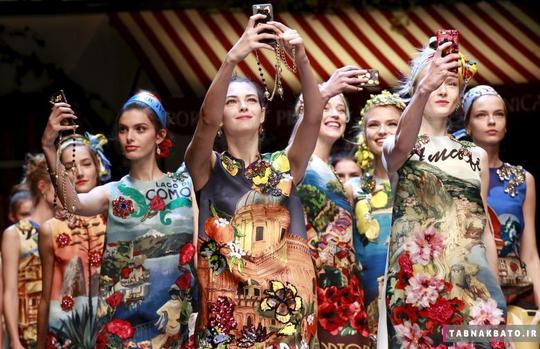 مدل‌ها و مانکن‌های خانم با موبایل‌های خود در حین رژه‌ی پایانی کلکسیون بهار و تابستان 2016 برند دولچه و گابانا در هفته مد میلان، از خود عکس سلفی می‌گیرند. (27 سپتامبر 2015)