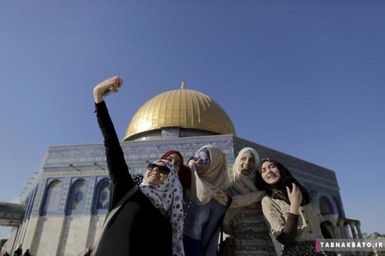 یک زن فلسطینی اهل جنین کرانه باختری در مقابل مسجد الاقصی با دوستان خود، عکس سلفی می‌گیرد. (29 ژوئن 2015)