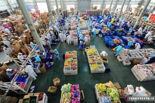 بسته بندی محصولات توسط کارمندان در ساعات اضافه کاری در یک کارخانه به مناسبت جشنواره خرید 11.11 در شهر تایکانگ استان جیانگسو در کشور چین
