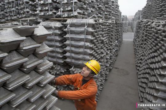 بررسی شمش‌های آلومینیوم صادراتی در کینگدائو پورت استان شاندونگ در کشور چین
