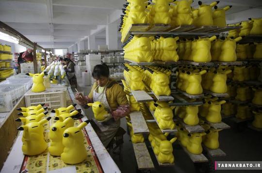 رنگ‌آمیزی قلک‌هایی که به شکل شخصیت کارتونی پیکاچو در یک کارخانه سفالگری در شهر دهوای استان فوجیان چین تولید شده‌اند