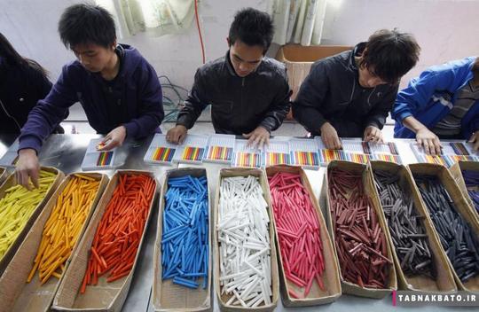 دسته‌بندی مدادهای شمعی توسط کارگران مهاجر در یک کارخانه‌ی تولید اسباب بازی در دونگگوان استان گوانگدونگ چین