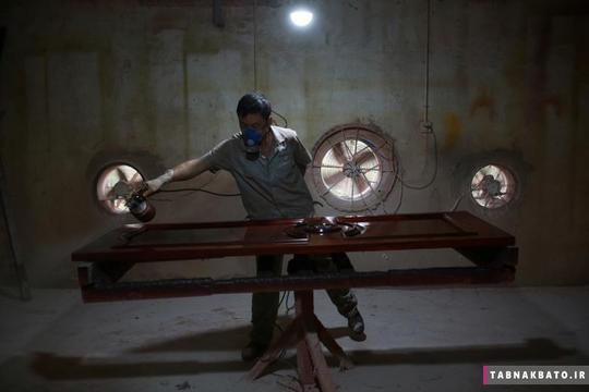 رنگ‌آمیزی اسباب و اثاثیه چوبی در کارخانه چوب بلسان شهر ژی‌آن استان شانکسی چین