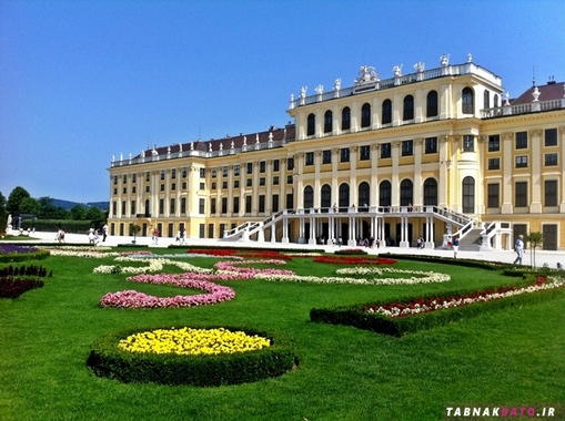 کاخ شون برون اتریش، قصر امپراتوری سابق، ۱۴۴۱ اتاق دارد. این قصر در سال ۱۶۹۹ میلادی ساخته شد. شون برون در لغت به معنای «چشمه زیبا» است و دلیل این نامگذاری این بود که این قصر آب خود را از چشمه های پاک و زلال تأمین میکرده است