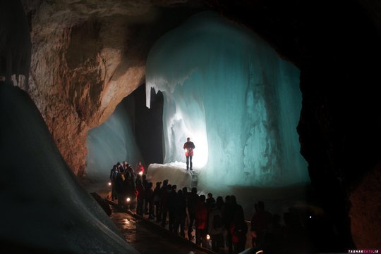 بزرگترین غار یخی جهان در ورفن اتریش قرار دارد و بیش از ۴۲ کیلومتر طول دارد و سالانه ۲۰۰ هزار گردشگر از آن بازدید می کنند