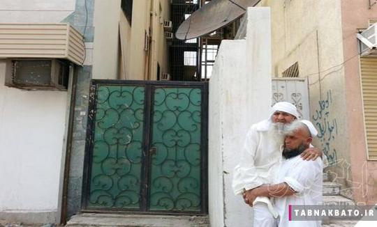 یک پاکستانی در موسم حج پدرش را که معلول بود بر روی دستانش برای انجام فریضه نماز می برد. این عکس در زمان انتشار خود تحسین بسیاری را به همراه داشت