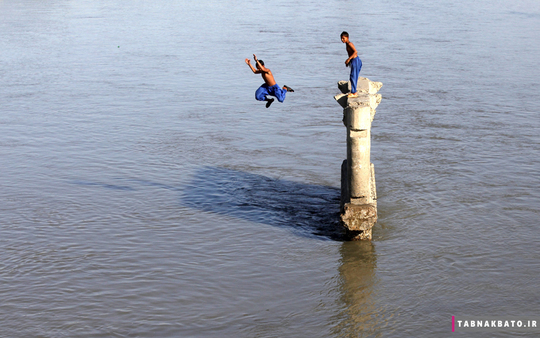 پرش دو نوجوان به درون رودخانه برای نجات از گرما، سردایاب، پیشاور