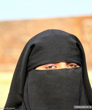 زن پاکستانی که چهره اش زیر برقع پنهان است
