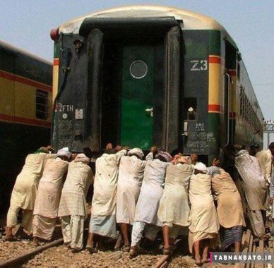 تصویر مردم در یک خط راه آهن، پاکستان