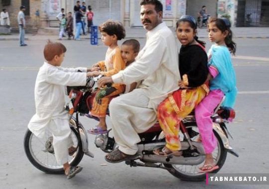 مردی سوار بر موتور همراه فرزندانش