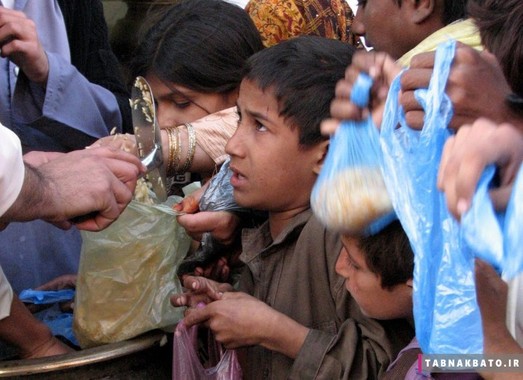 بچه های کار در پاکستان در حال دریافت جیره غذایی