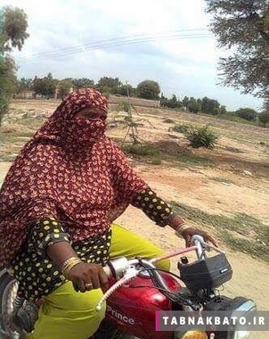 زن پاکستانی در حال موتور سواری