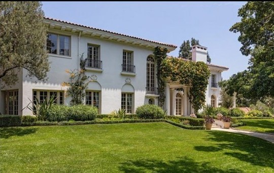 نمای خانه جدید آنجلینا جولی در محله شیک و مرفه نشین لس فلیتز شهر لس آنجلس که به مبلغ ۲۵ میلیون دلار خریداری شده است