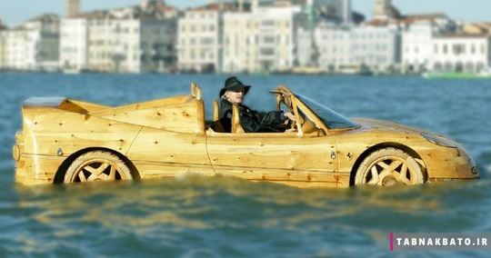 فِراری چوبی، ساخت یک مرد ایتالیایی به نام لیویو دی مارچی، بر روی آن موتور قایق کار گذاشته شده و در  خیابان های آب گرفته ونیز قابل استفاده است 