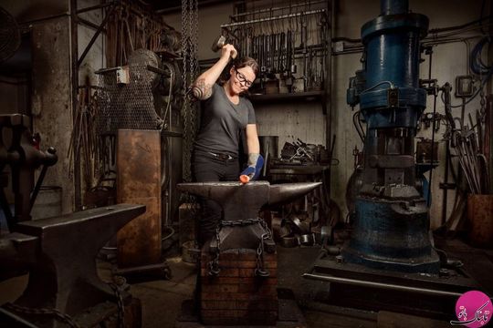 زنی که در حال آهنگری است، شغلی که کاملا مردانه به نظر می رسد