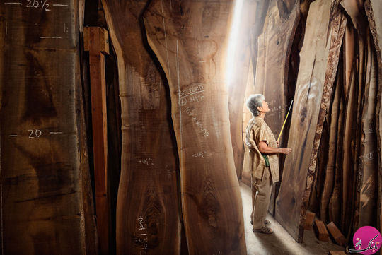 میرانا کاشیما، طراح و چوب بُر، در کارخانه چوب فروشی جُرج کاشیما، نیوهوپ، پنسیلوانیا