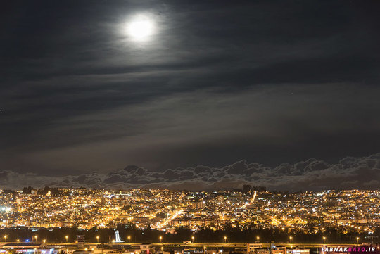 قرص نورافشان و سرگردان ماه، بر بالای آسمان «کیتو» پایتخت اکوادور