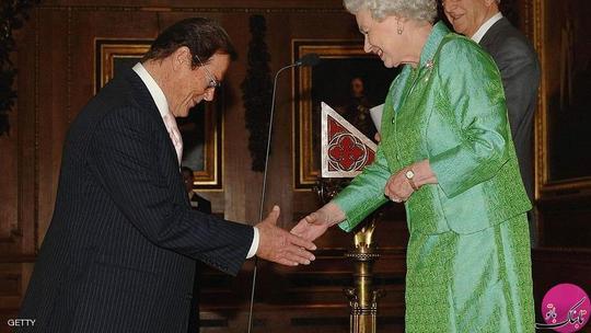 ملکه الیزابت در سال ۲۰۰۳ میلادی نشان پادشاهی بریتانیا را به او اعطا کرد