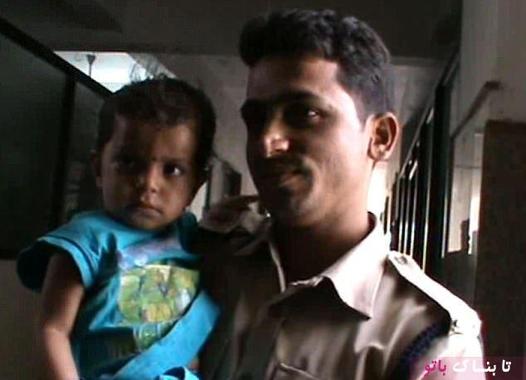 کودک پس از پیدا شدن در آغوش پلیس
